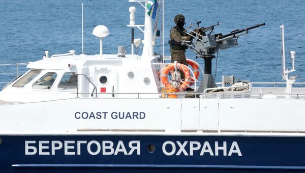 Судно береговой охраны во время проведения первого этапа тактико-специального учения Центра специального назначения (ЦСН) ФСБ России в Крыму