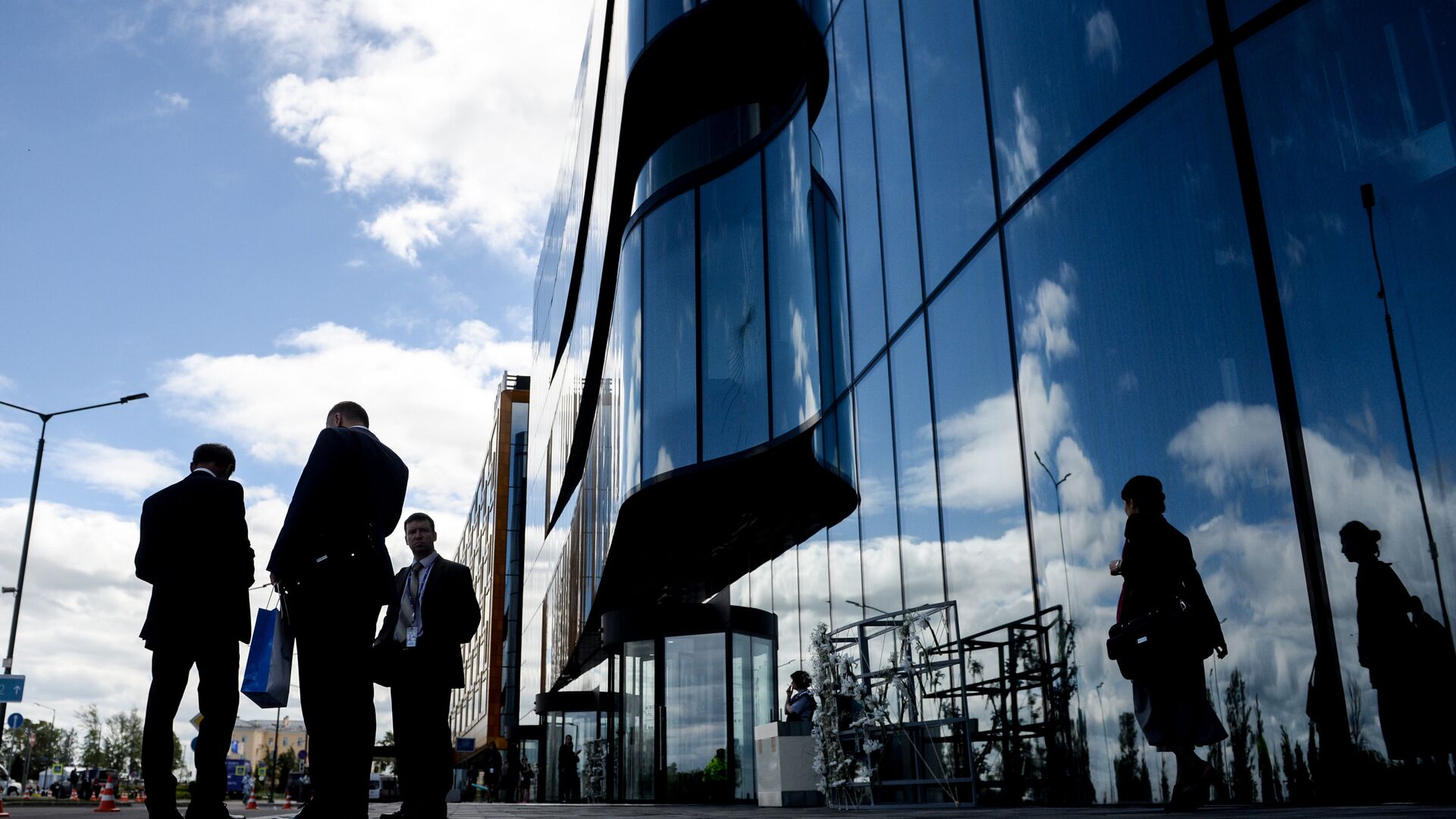 Участники XX Петербургского международного экономического форума на территории Экспофорума. 2016 год - РИА Новости, 1920, 06.06.2019