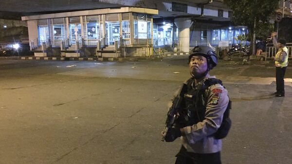 Сотрудник полиции на месте взрыва у автобусной станции на востоке Джакарты, Индонезия. 24 мая 2017