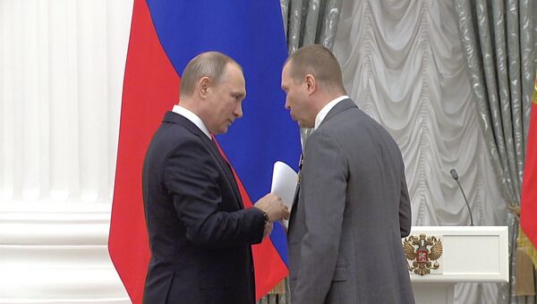Миронов получил орден от Путина и передал ему письмо в защиту коллеги