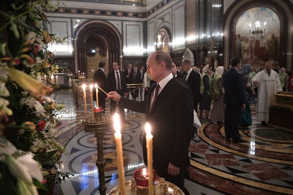 Президент РФ Владимир Путин посетил храм Христа Спасителя Президент РФ Владимир Путин посетил храм Христа Спасителя