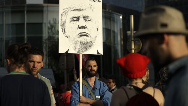 Участники марша по центральной части Брюсселя в знак протеста против визита в столицу Бельгии президента США Дональда Трампа