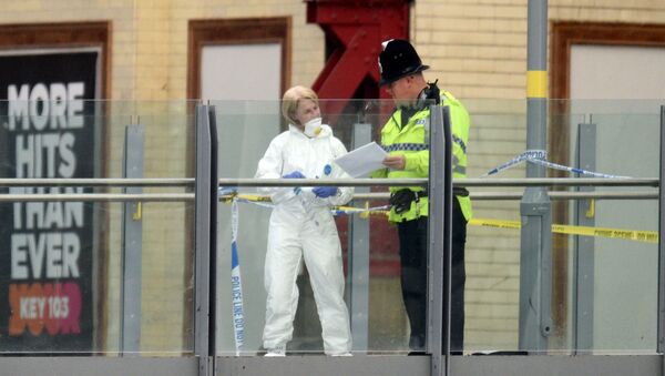 Криминалист и полицейский между станцией Виктория и Манчестер-Ареной после теракта в Манчестере
