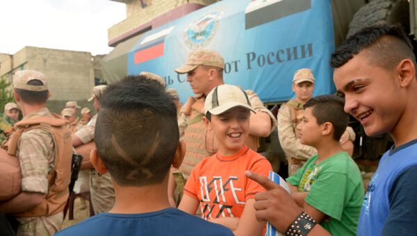 Российские военнослужащие раздают гуманитарную помощь жителям деревни Мшейрфа провинции Латакия. Архивное фото