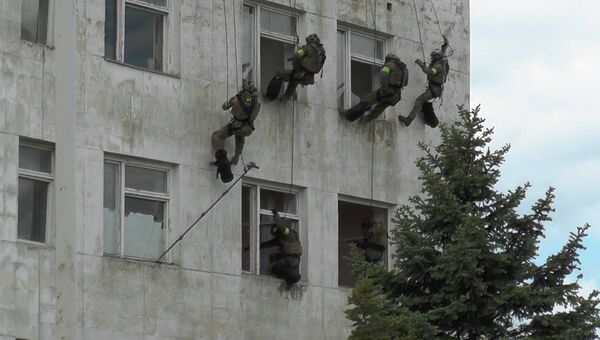 Штурм здания и уход из-под огня с раненым бойцом: второй этап учений ФСБ
