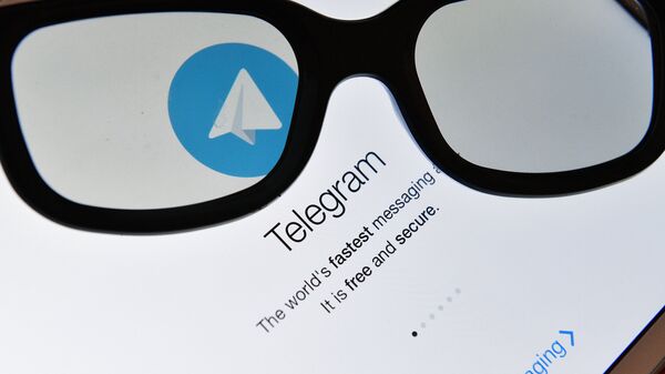 Логотип мессенджера Telegram на экране планшета. Архивное фото