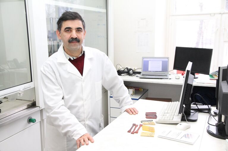 Заведующий кафедрой технологии органических веществ и полимерных материалов Томского политехнического университета Мехман Юсубов в лаборатории Заведующий кафедрой технологии органических веществ и полимерных материалов Томского политехнического университета Мехман Юсубов в лаборатории