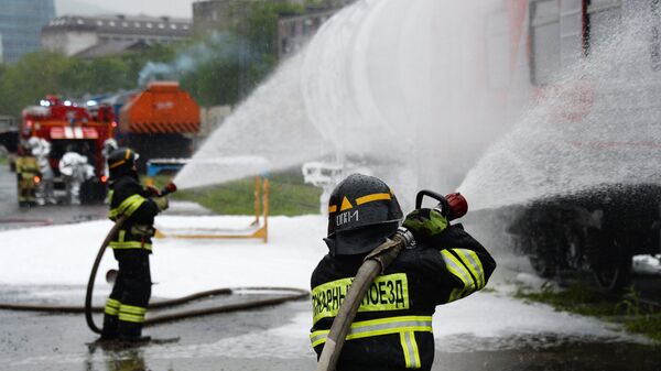 Сотрудники МЧС России во время тушения пожара на железнодорожном транспорте