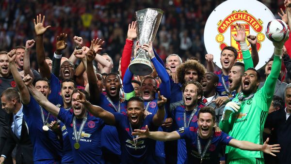 Команда Манчестер Юнайтед празднует победу в финале Лиги Европы УЕФА