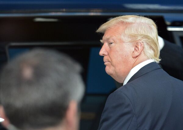 Президент США Дональд Трамп перед началом встречи в Брюсселе с лидерами Европейского совета. 25 мая 2017 Президент США Дональд Трамп перед началом встречи в Брюсселе с лидерами Европейского совета. 25 мая 2017