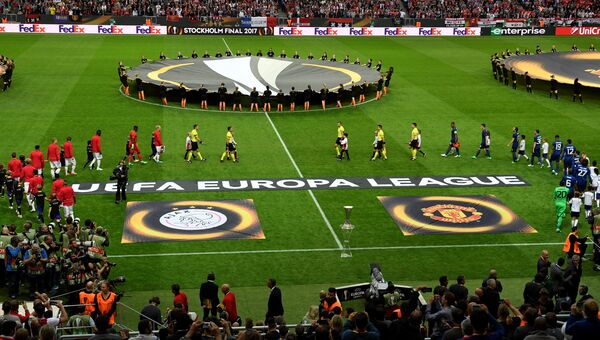 Футбольные команды Манчестер Юнайтед и Аякс перед началом финального матча Лиги Европы УЕФА