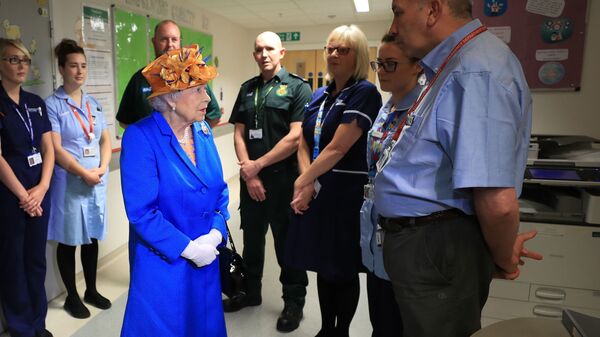Королева Великобритании Елизавета Вторая общается с персоналом больницы, где находятся дети, пострадавших во время теракта в Манчестере
