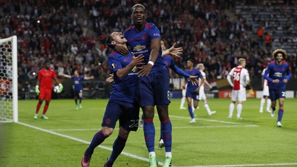 Игроки Манчестер Юнайтед Генрих Мхитарян и Поль Погба радуются второму забитому мячу в финальном матче Лиги Европы УЕФА