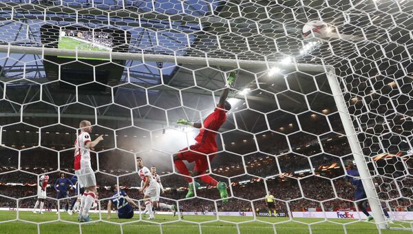 Игрок Манчестер Юнайтед Генрих Мхитарян забивает второй гол в финальном матче Лиги Европы УЕФА