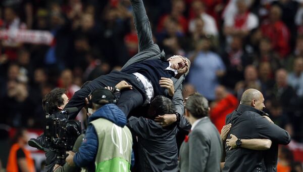 Тренер Манчестер Юнайтед Жозе Моуринью празднует победу в финальном матче Лиги Европы УЕФА