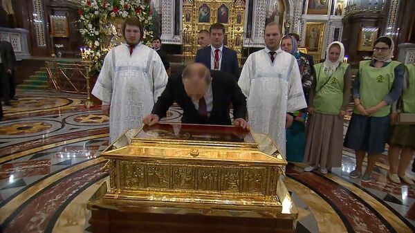 Путин приложился к мощам Николая Чудотворца в храме Христа Спасителя Путин приложился к мощам Николая Чудотворца в храме Христа Спасителя