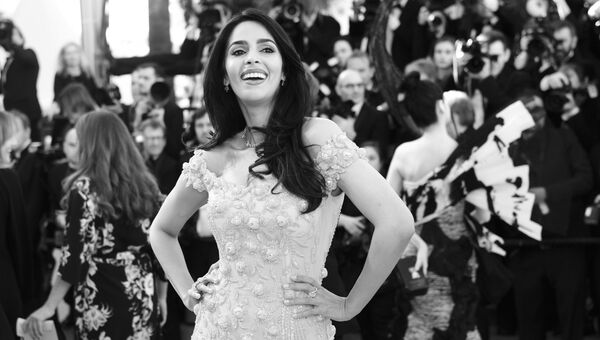 Актриса Малика Шерават на красной дорожке церемонии открытия 70-го Каннского международного кинофестиваля