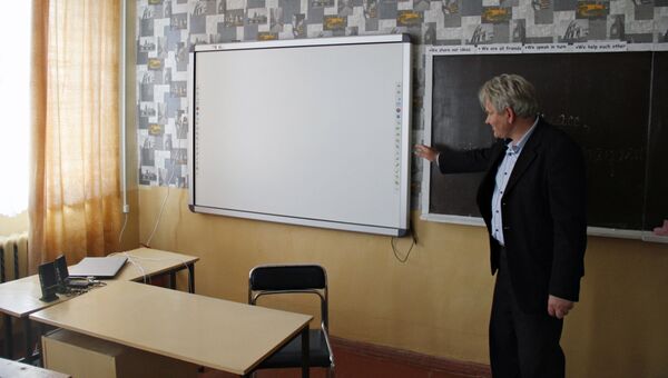 Директор коктебельской школы №1 Сергей Жирадков показывает новый интерактивный комплекс