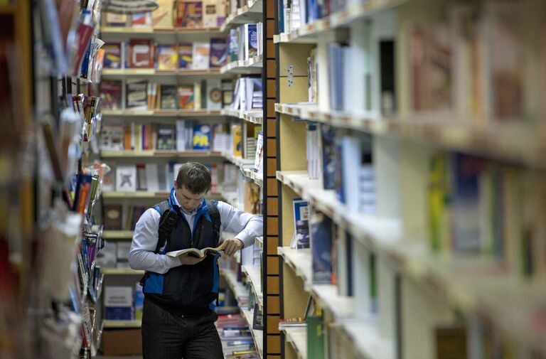 Покупатель в книжном магазине Покупатель в книжном магазине