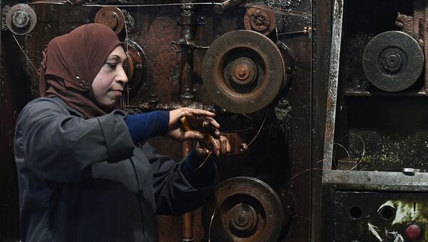 Женщина в цехе государственного завода по изготовлению электрических кабелей в южном пригороде Дамаска