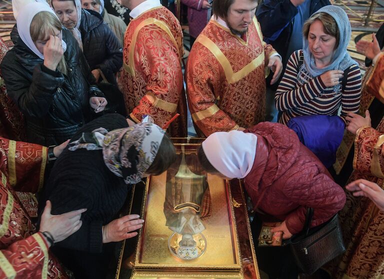 Верующие поклоняются ковчегу с мощами святителя Николая Чудотворца в храме Христа Спасителя в Москве