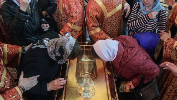 Верующие поклоняются ковчегу с мощами святителя Николая Чудотворца в храме Христа Спасителя в Москве