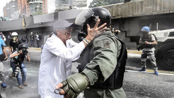 Врачи вышли на уличные протесты в Каракасе, Венесуэла