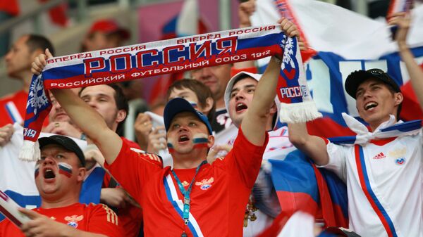 Российские болельщики на стадионе Мейски в Вроцлаве перед матчем группового этапа Чемпионата Европы по футболу между сборными командами России и Чехии