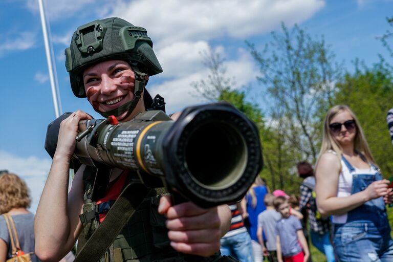 Посетитель на выставке вооружения и военной техники, проходящей в рамках военных учений Удар короля 2017