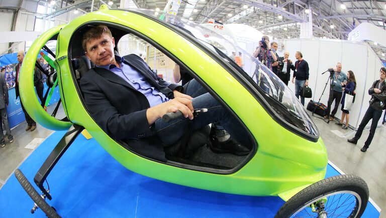 Авиатор и путешественник Александр Бегак демонстрирует своё изобретение Гринфлай на X международной выставке вертолетной индустрии HeliRussia в Международном выставочном центре Крокус Экспо в Москве