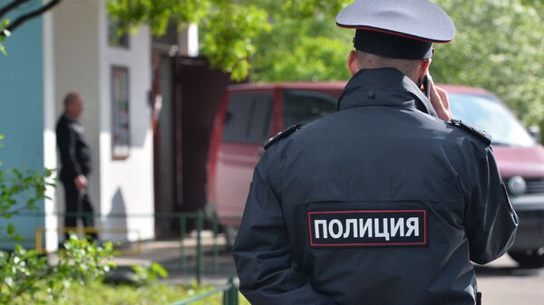 Сотрудник полиции у жилого дома, где сотрудники ФСБ РФ задержали членов террористической группы Исламское государство (ИГ, запрещена в РФ)