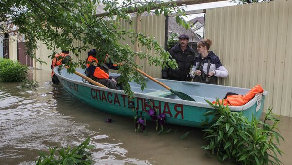Сотрудники МЧС помогают местным жителям села Левокумка во время паводка в Ставропольском крае