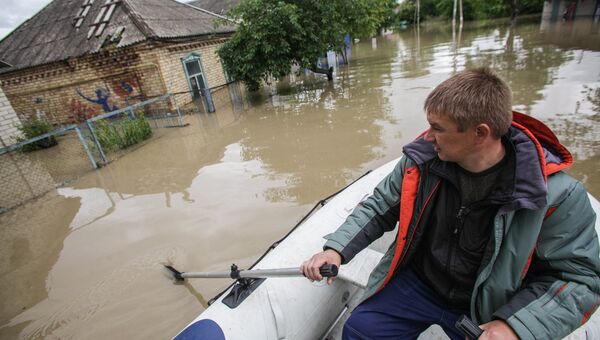 Местный житель села Левокумка, подтопленного в результате паводка в Ставропольском крае. Архивное фото