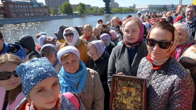 Верующие стоят в очереди к храму Христа Спасителя, где находится ковчег с мощами святителя Николая Чудотворца