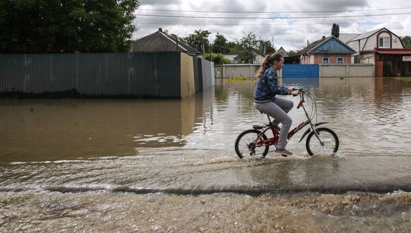 Девочка на велосипеде в селе Левокумка, подтопленном в результате сильного поднятия воды в реке Кума