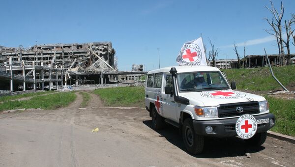 Машина Красного Креста в аэропорту Донецка