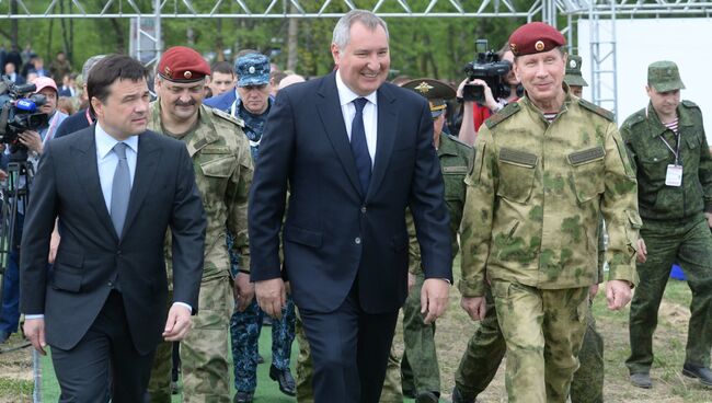 Губернатор Московской области Андрей Воробьев, заместитель председателя правительства РФ Дмитрий Рогозин и главнокомандующий войсками национальной гвардии РФ Виктор Золотов на выставке День передовых технологий правоохранительных органов РФ