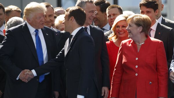Канцлер ФРГ Ангела Меркель, президент США Дональд Трамп и президент Франции Эммануэль Макрон на встрече в Брюсселе