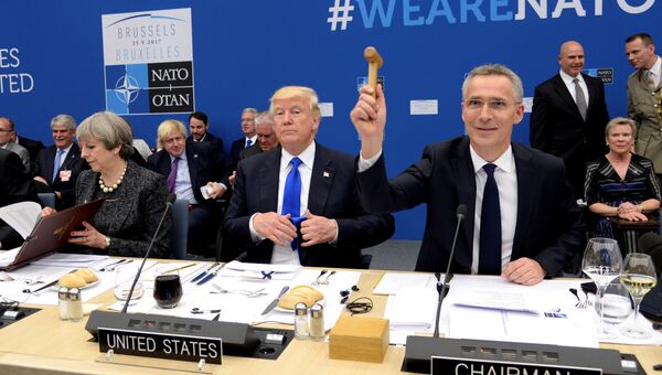 Генсек НАТО Йенс Столтенберг и президент США Дональд Трамп на саммите НАТО в Брюсселе
