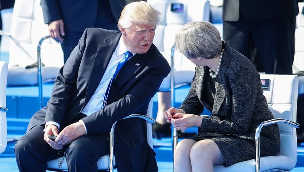 Президент США Дональд Трамп и премьер-министр Великобритании Тереза Мэй на саммите НАТО в Брюсселе