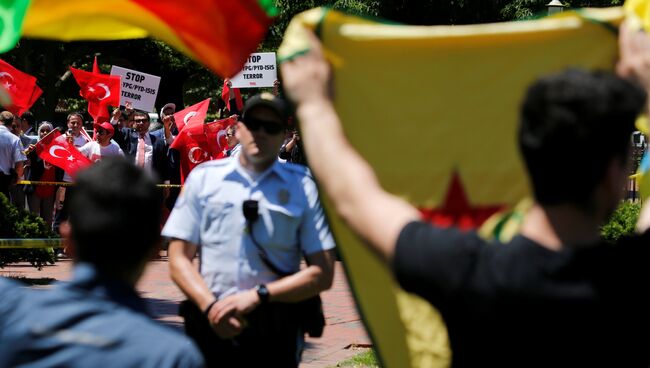 Группа про-эрдоганских демонстрантов выкрикивает лозунги группе анти-эрдоганских курдов в США