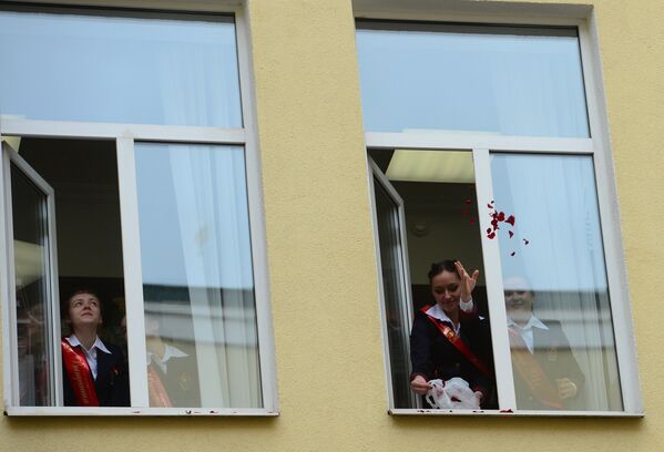 Выпускницы во время последнего звонка в пансионе воспитанниц Минобороны РФ в Москве