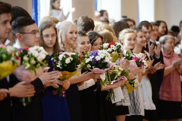 Школьники во время последнего звонка в гимназии № 9 Екатеринбурга