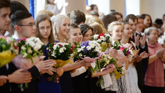 Школьники во время последнего звонка. Архивное фото