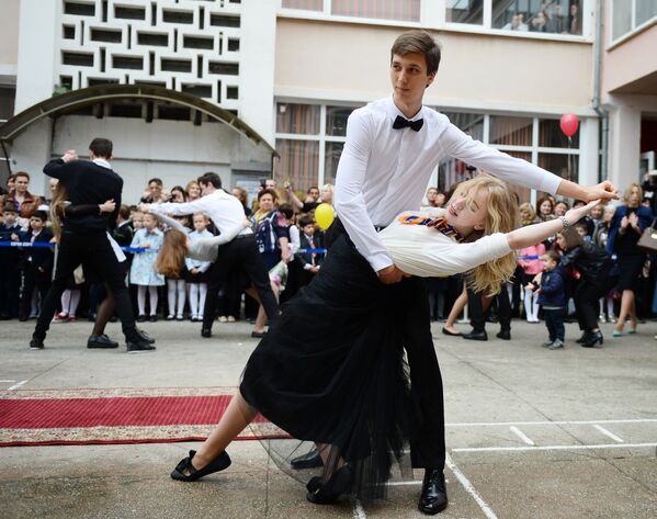 Школьники танцуют во время последнего звонка в гимназии № 8 города Сочи