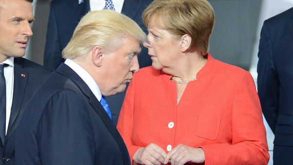 Эммануэль Макрон,  Дональд Трамп и Ангела Меркель на рамках саммите НАТО в Брюсселе