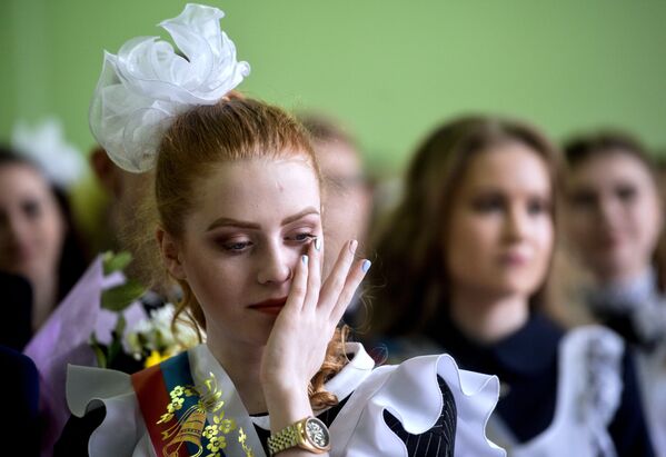 Выпускники во время последнего звонка в школе Гармония в Великом Новгороде