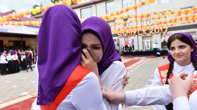 Школьники во время последнего звонка в гимназии № 1 имени Ахмата-Хаджи Кадырова в Грозном