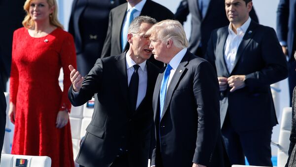 Генсек НАТО Йенс Столтенберг и президент США Дональд Трамп. Архивное фото