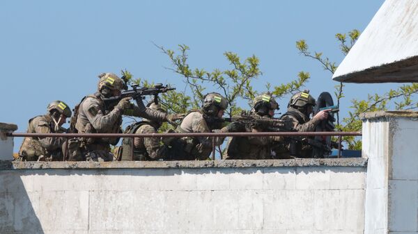 Сотрудники спецназа ФСБ России во время учений по освобождению заложников в Евпатории